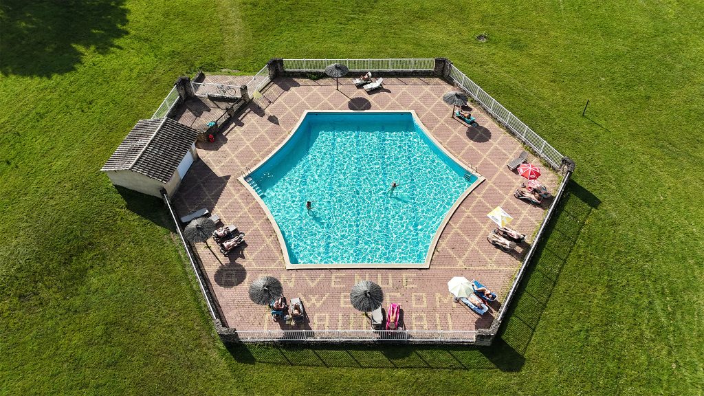 La piscine au Domaine naturiste de Chaudeau en Dordogne.