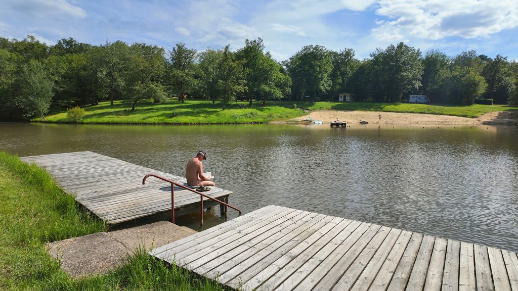 Un large plan d'eau naturel au Domaine naturiste de Chaudeau en Dordogne.