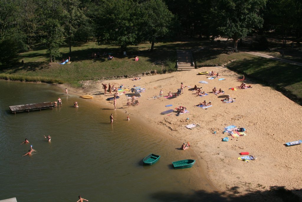 La plage au Domaine naturiste de Chaudeau en Dordogne
